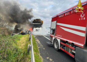Autotreno in fiamme Vigili del fuoco in azione