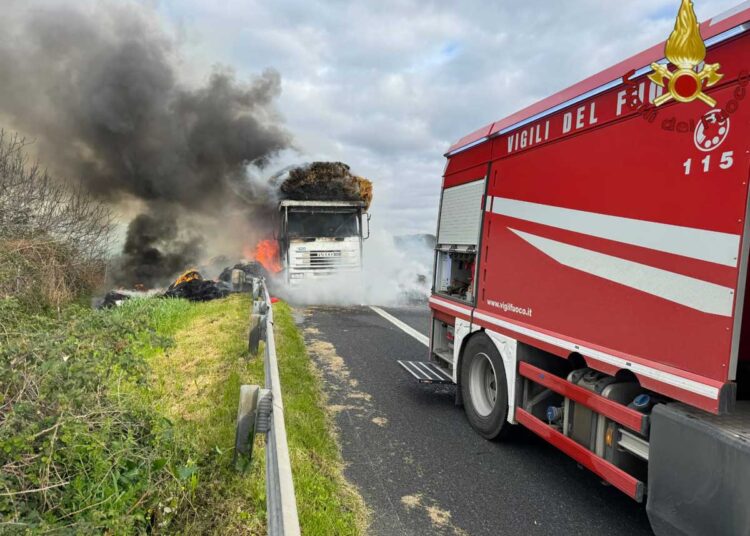 Autotreno in fiamme Vigili del fuoco in azione