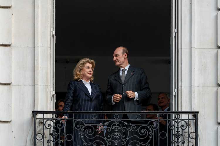 Una scena del film La moglie del Presidente. La première dame, interpretata da Catherine Deneuve, accanto al presidente Chirac, interpretato da Michel Vuillermoz
