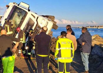 Camion ribaltato sulle rampe di accesso alla scogliera di Ostia