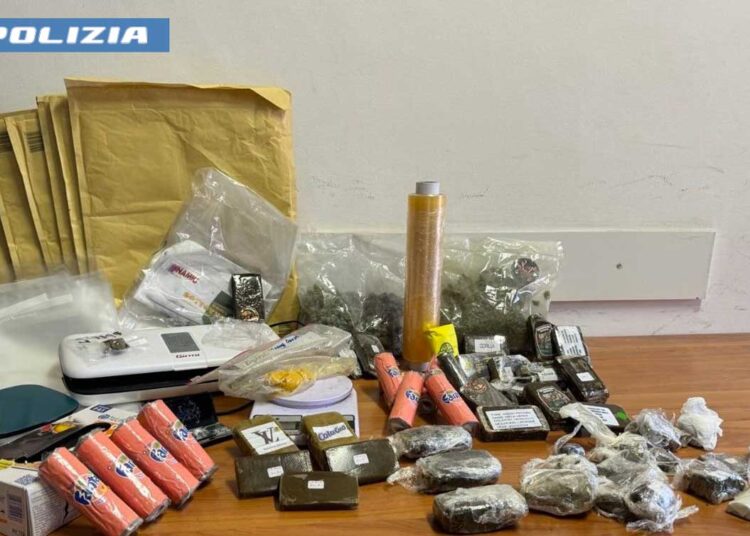 Varia droga sequestrata durante una operazione di Polizia a Roma