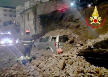 Vigili del Fuoco in azione dopo il crollo del muro a Roma in via San Francesco da Sales