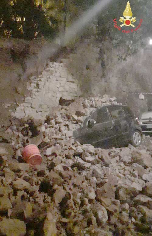Automobili travolte dai sassi di tufo del muro crollato in via San Francesco da Sales a Roma