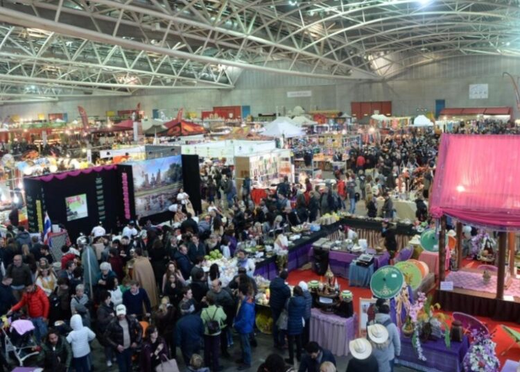 un padiglione del festival dell'oriente gremito di visitatori