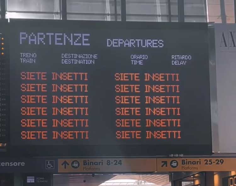 Il tabellone delle partenze alla Stazione Termini di Roma con la scritta SIETE INSETTI