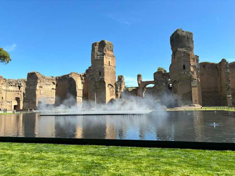 Nebulizzazioni d'acqua nella grande vasca inaugurata alle Terme di Caracalla