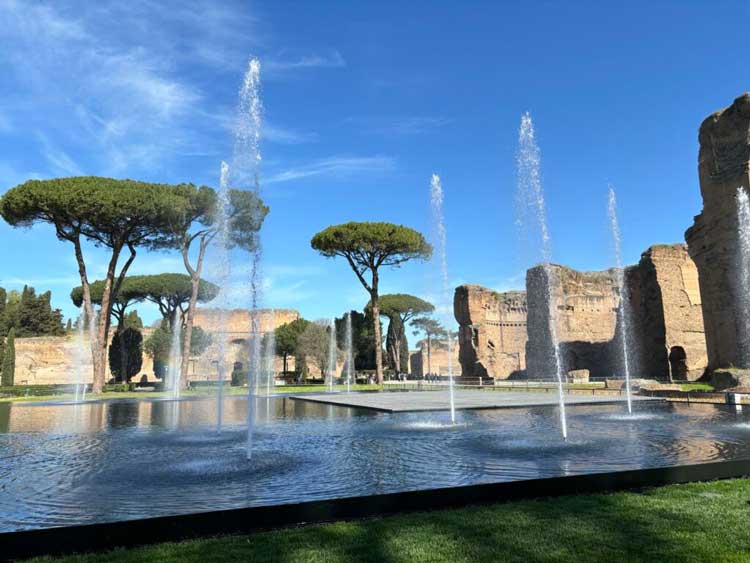 Zampilli d'acqua nella grande vasca inaugurata alle Terme di Caracalla