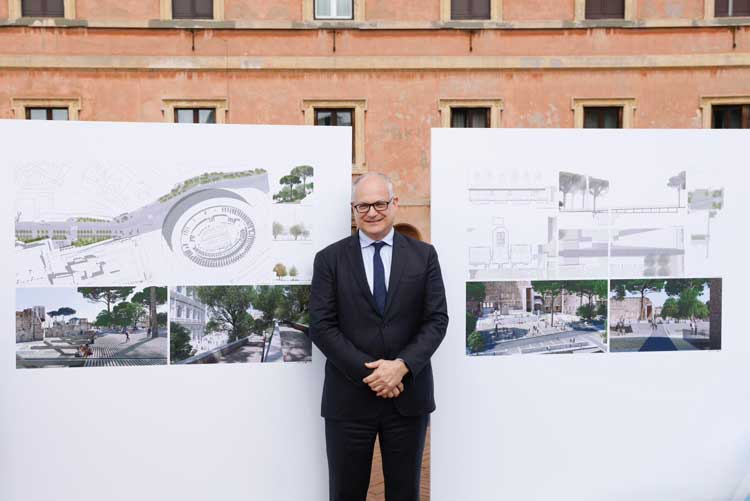 Il sindaco di Roma Roberto Gualtieri con le tavole del progetto vincitore