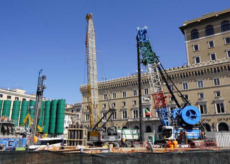 I silos del cantiere per la realizzazione della stazione metro C di Piazza Venezia a Roma