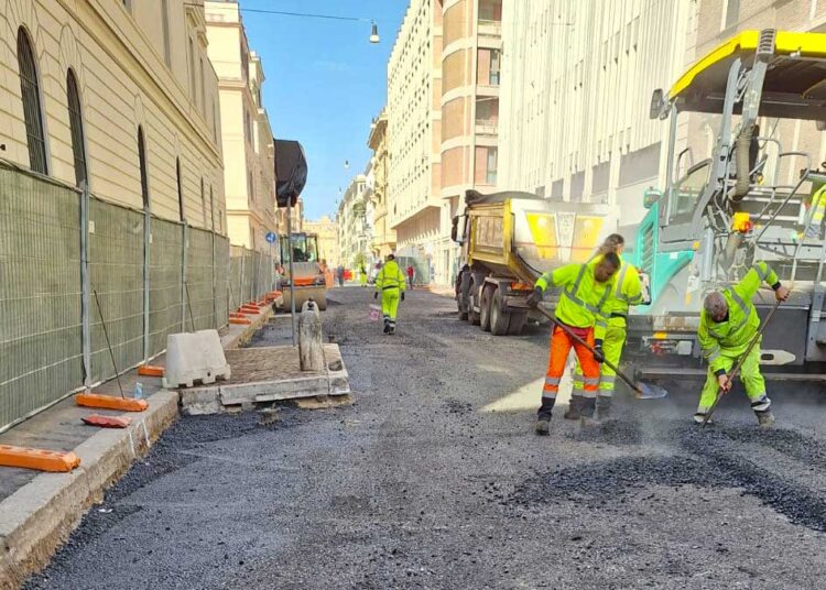 Lavori di asfaltatura in Via Boezio a Roma. Tolti i sanpietrini.