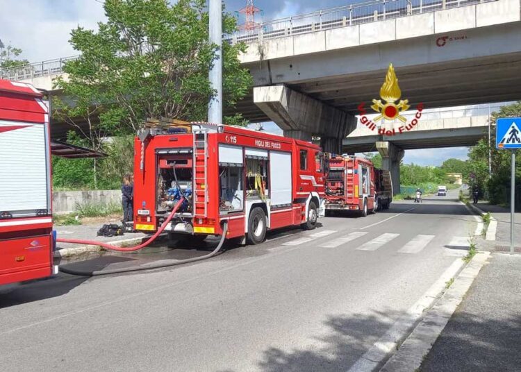 Automezzi dei Vigili del fuoco sul luogo dell'incendio della discarica di via Collatina Vecchia a Roma