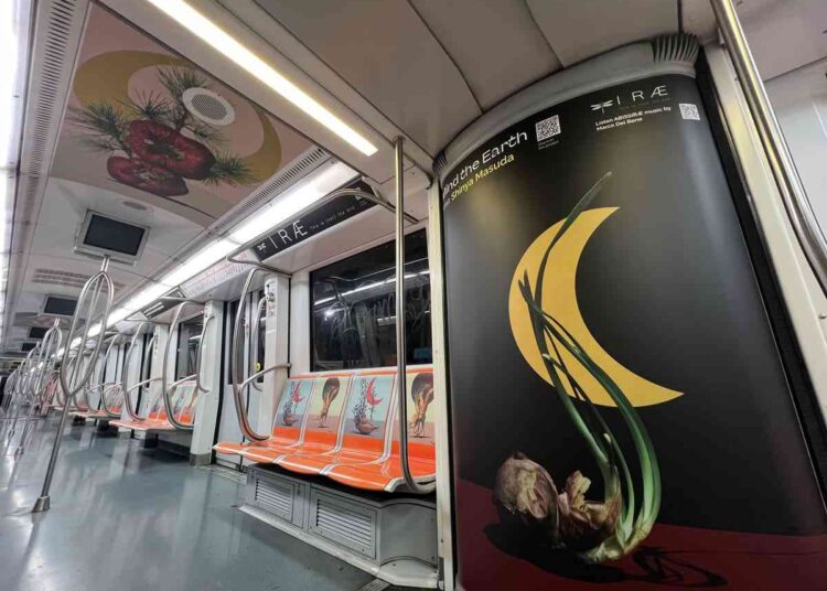 Uno dei vagoni della metro A di Roma con le installazioni artistiche della mostra Mind the Earth sui sedili, le pareti e il soffitto