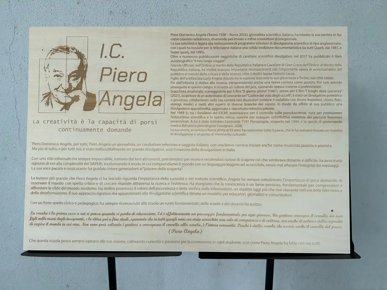 La targa dell'intitolazione della scuola di Casal Monastero, Roma, a Piero Angela