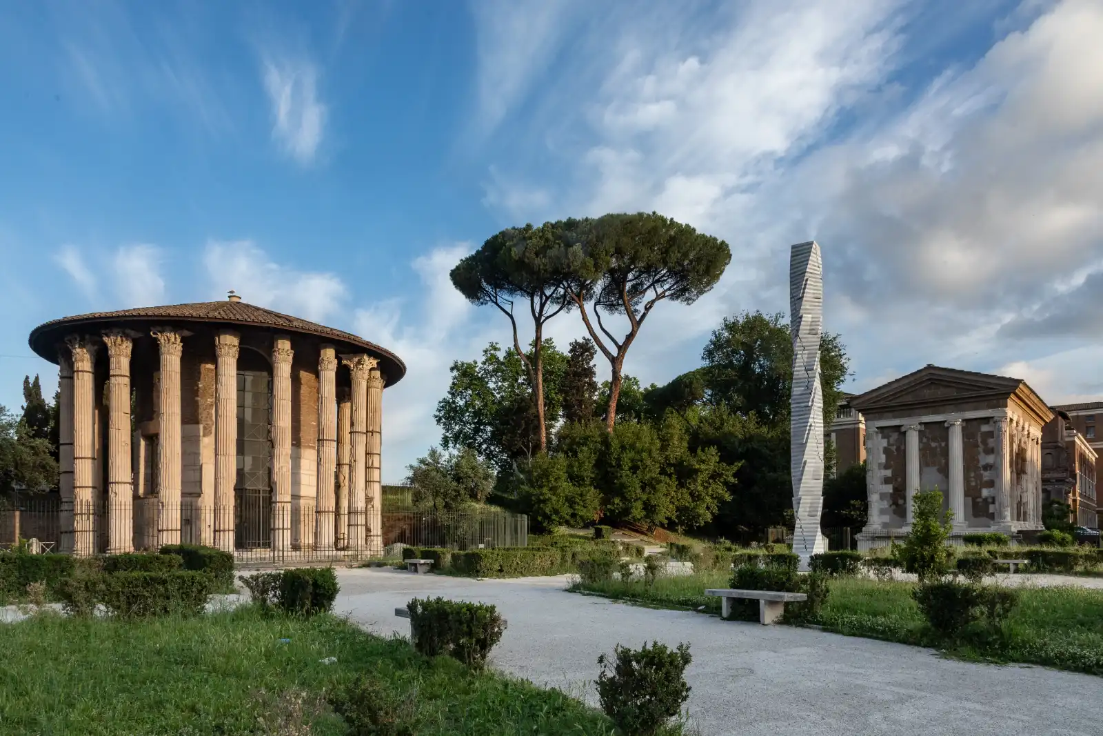 Colonna installata dall'artista Park Eun Sun al Tempio di Vesta a Roma per la mostra Colonne Infinite