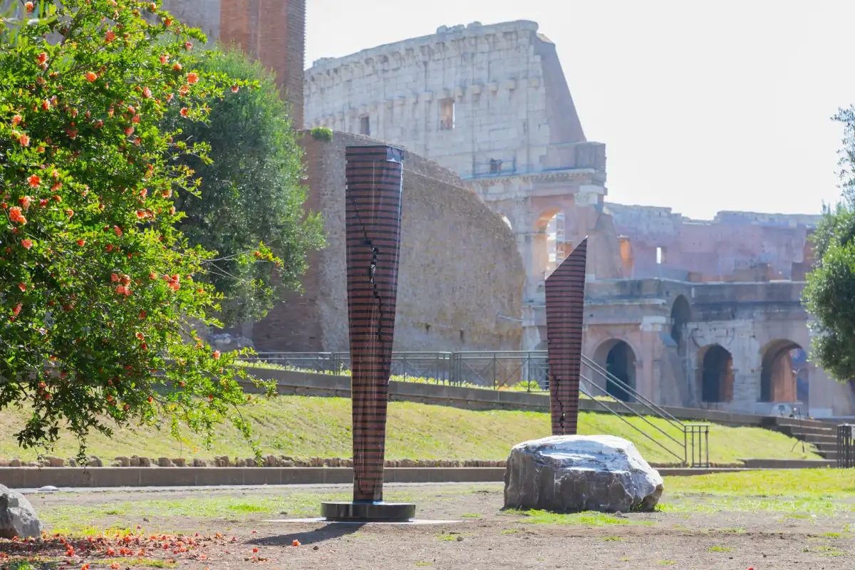 "Colonne Infinite" di Park Eun Sun a Roma: due colonne in granito rosso e nero nel Parco Archeologico del Colosseo 
