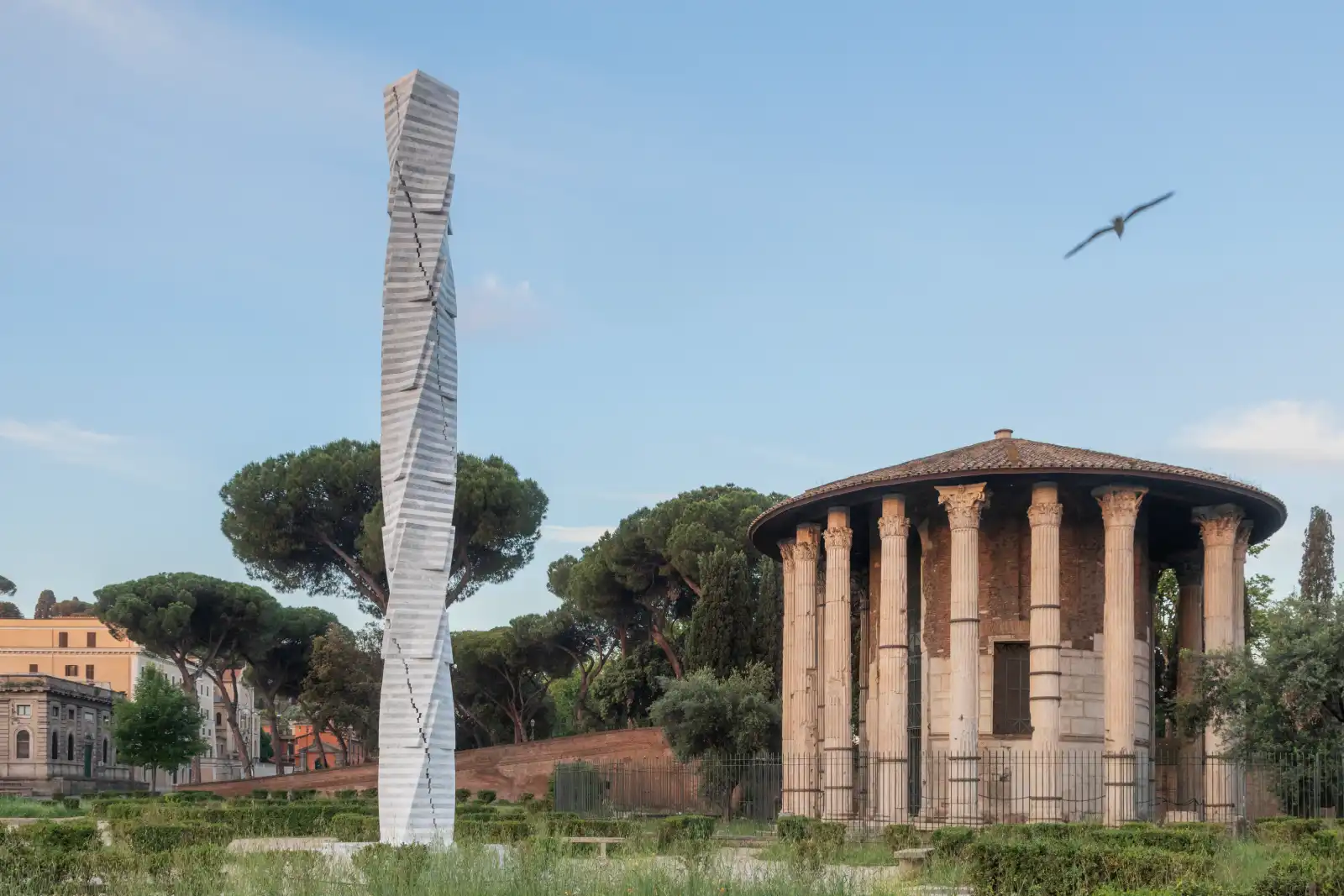 Colonne monumentali contemporanee tra le colonne antiche di Roma