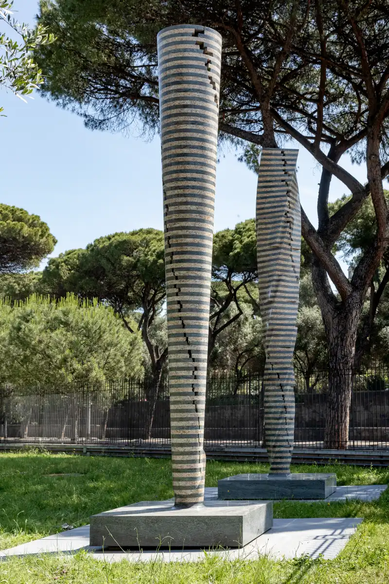 "Colonne Infinite" di Park Eun Sun a Roma: le due colonne di oltre sei metri collocate nell'area dove anticamente sorgeva il Septizodium al Circo Massimo.