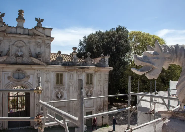 Impalcature sull'Esedra dei Draghi a Villa Borghese per i lavori di restauro del portale monumentale.