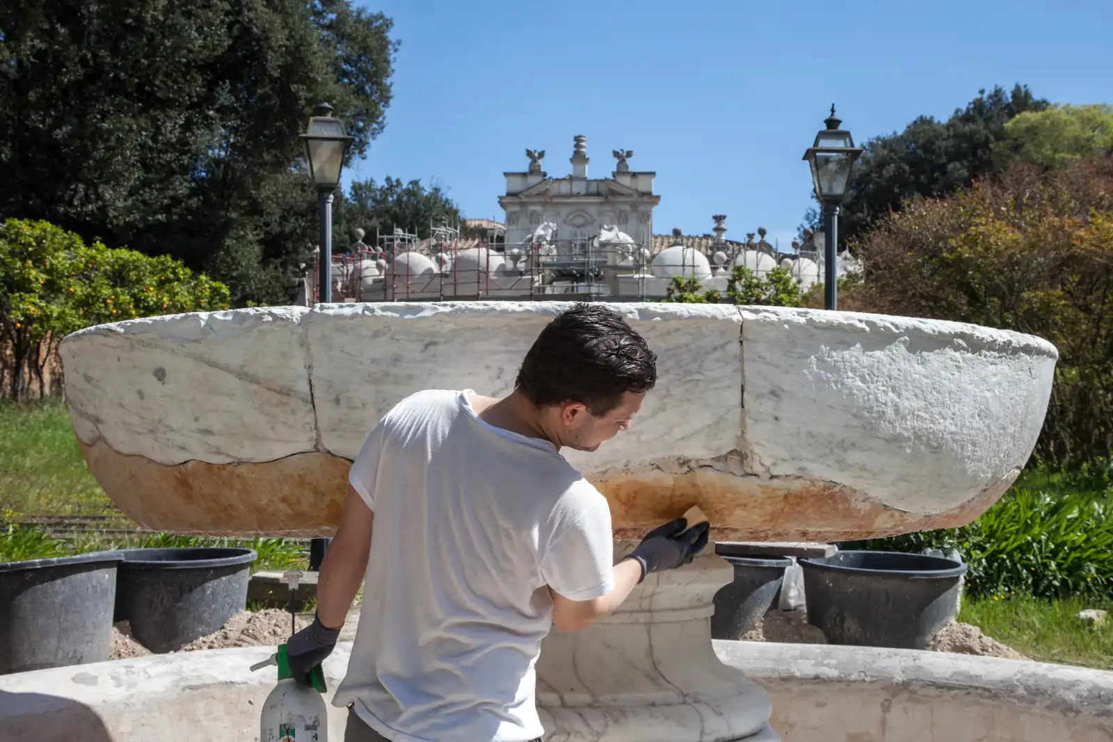 Lavori di restauro alla fontana marmorea posta al centro del IV Giardino Segreto di Villa Borghese