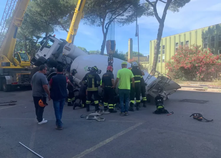Il recupero con l'autogru della betoniera sprofondata in una voragine in via Sestio Menas a Roma