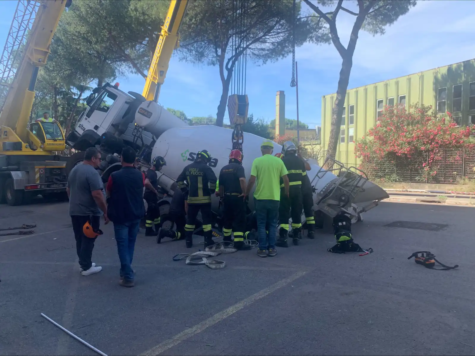 Roma, Via Sestio Menas stavolta inghiotte una betoniera