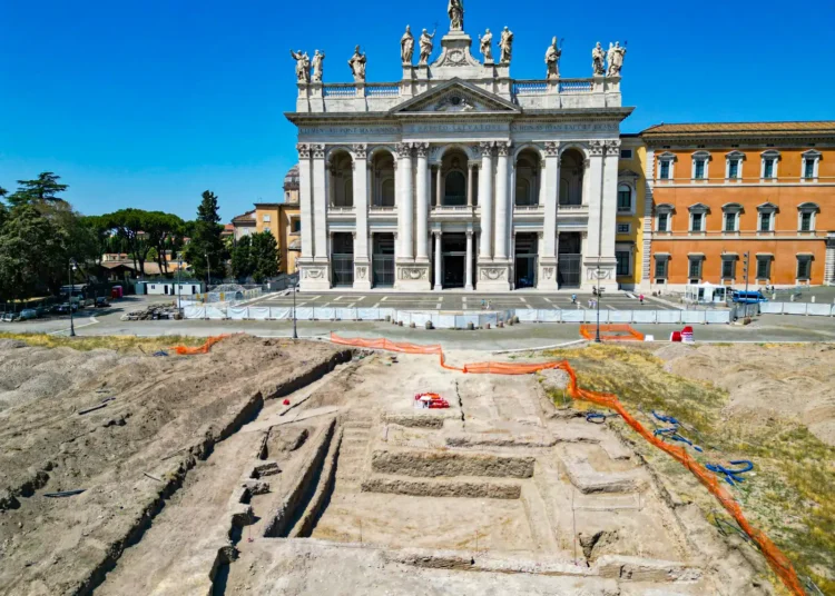 Il piazzale antistante la basilica di San Giovanni in Laterano. Veduta aerea degli scavi in corso per il rifacimento della piazza.