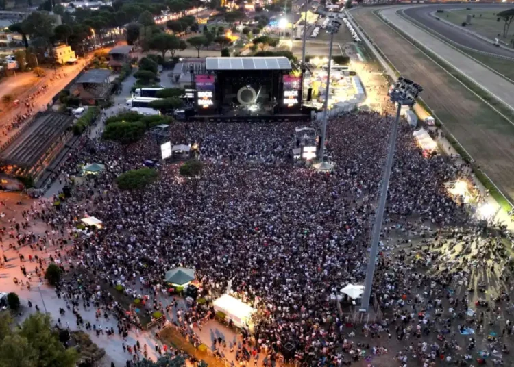 Rock in Roma alle Capannelle: immagine di un concerto ripreso dall'alto