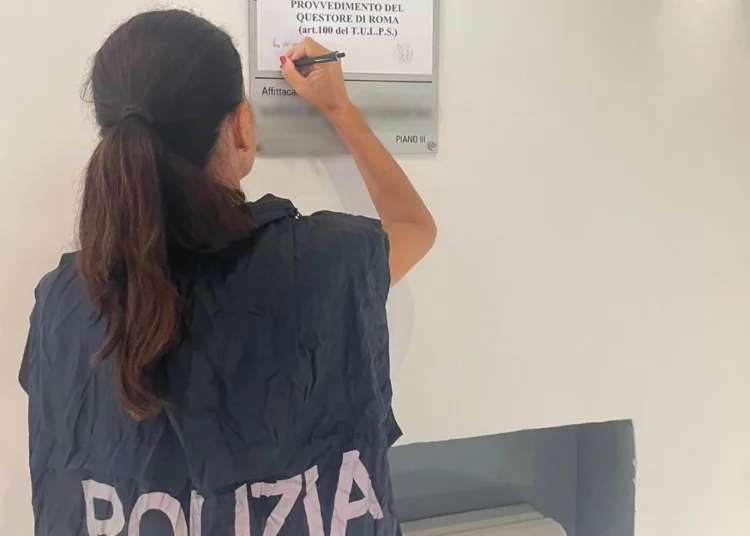 La Polizia affigge avvisi della Questura di Roma sulle porte delle strutture ricettive chiuse