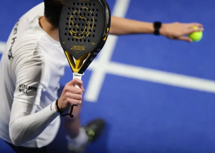un giocatore di padel