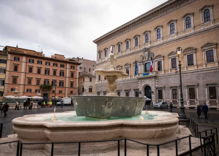 Piazza Farnese a Roma, con Palazzo Farnese e una delle due fontane gemelle in primo piano