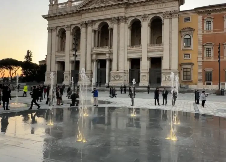 Piazza San Giovanni: la Basilica si riflette nelle nuove fontane a raso installate sul piazzale rinnovato
