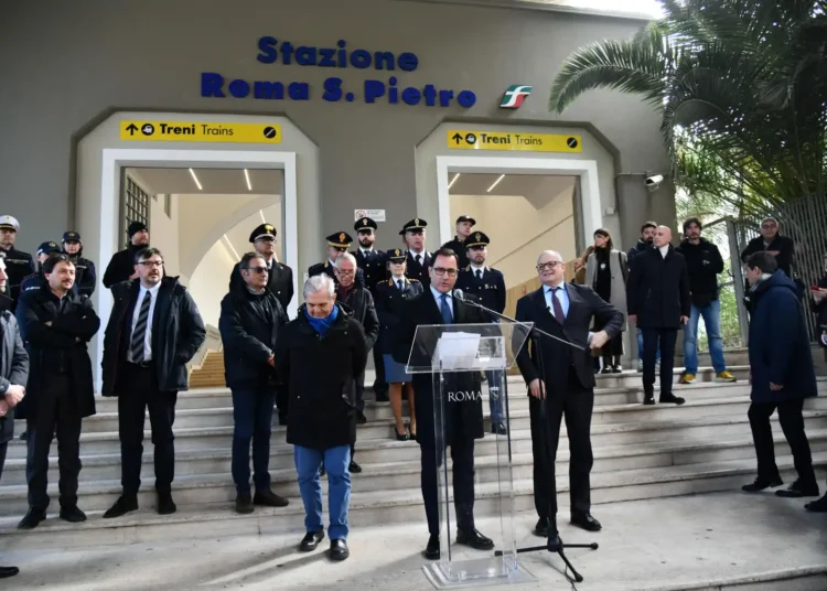 il Sindaco di Roma Roberto Gualtieri e il Presidente del Gruppo FS Tommaso Tanzilli alla presentazione della conclusione dei lavori di riqualificazione della stazione San Pietro di Roma.