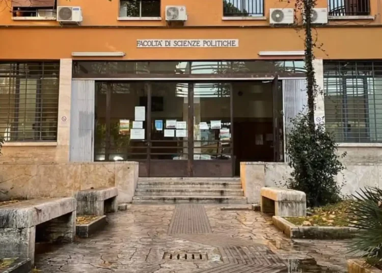 Ingresso della Facoltà di Scienze Politiche all'Università Sapienza di Roma