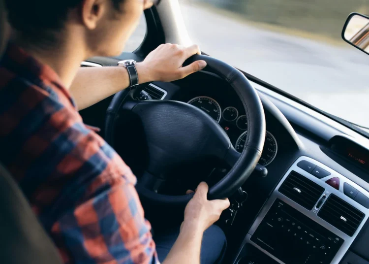 Uomo alla guida di un'Auto nuova