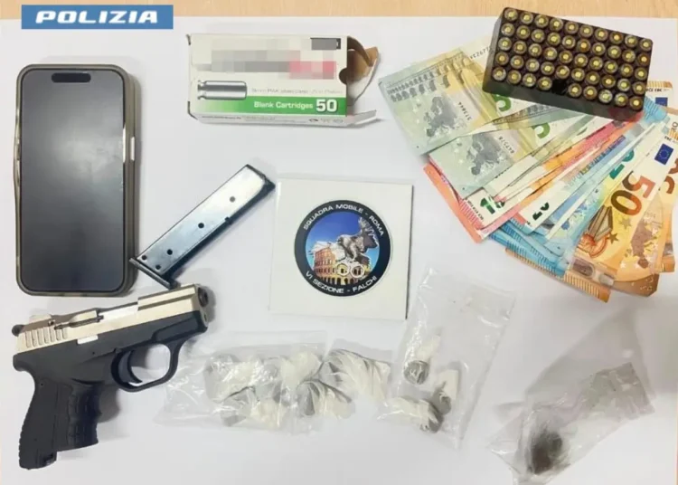 Roma, droga e armi trovate al 18enne pusher arrestato dalla Polizia al Tiburtino III