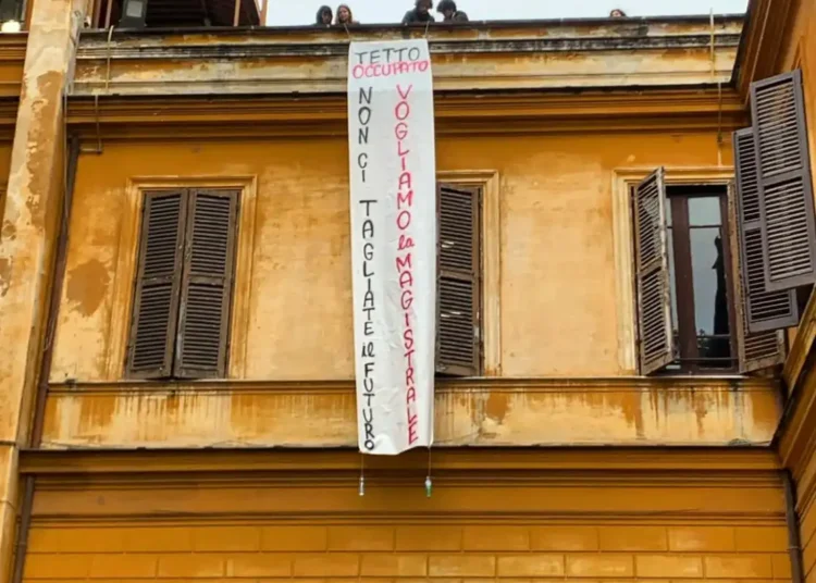 Studenti sul tetto di Villa MIrafiori fanno calare giù uno striscione con le motivazioni della protesta