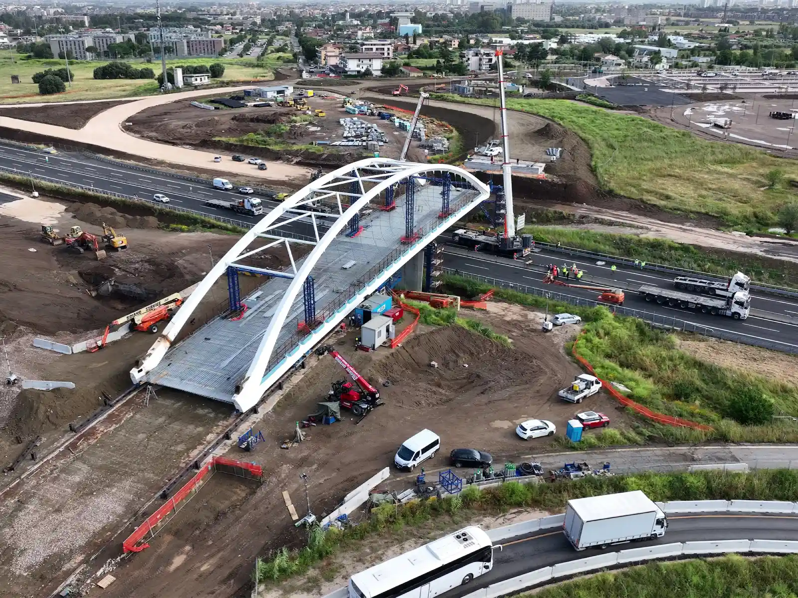 Varo ponte su autostrada A1 in zona Tor Vergata a Roma
