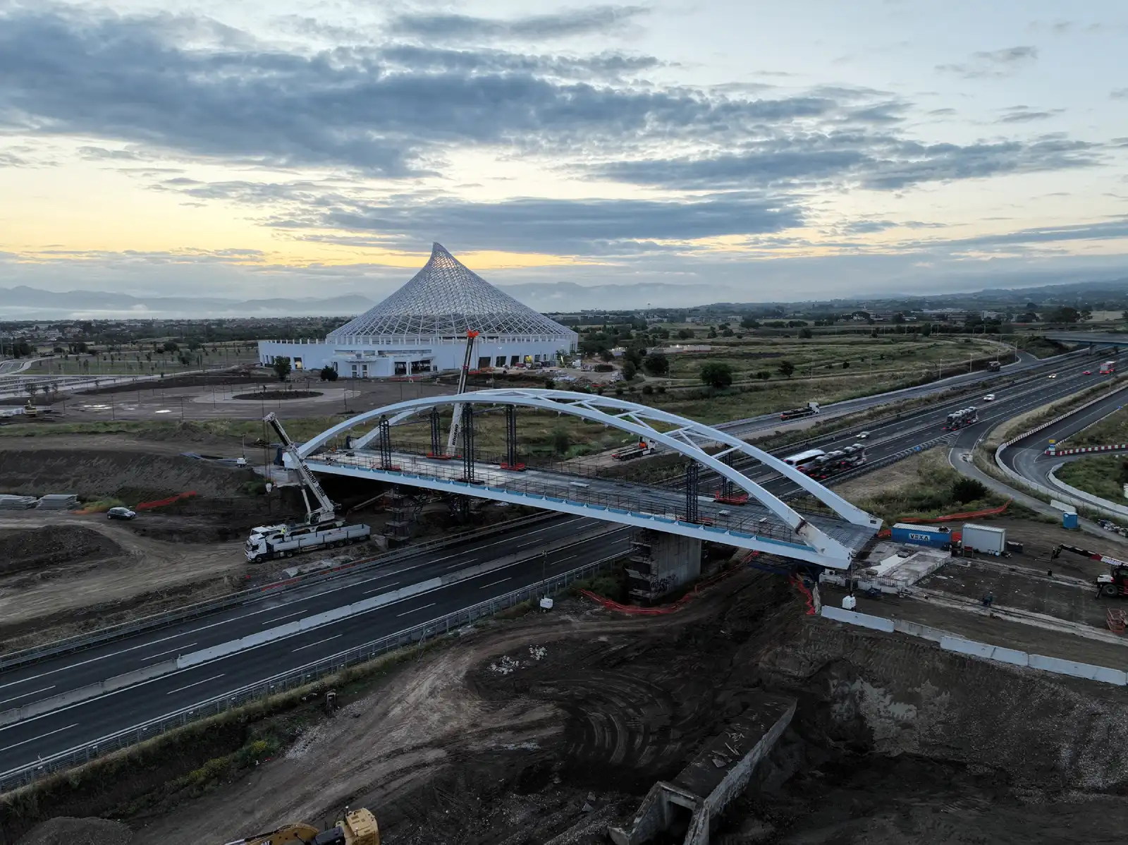 Varo ponte su autostrada A1 in zona Tor Vergata a Roma