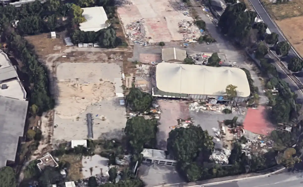 veduta aerea da Google Maps dell'area dell'ex Teatro Tendastrisce di Roma, piena di rifiuti abbandonati