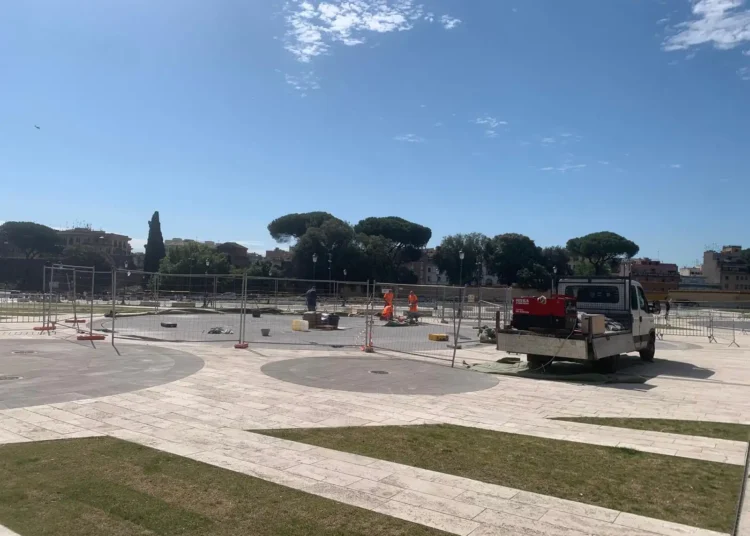 i lavori per sistemare la pavimentazione di piazza San Giovanni danneggiata dal Concertone