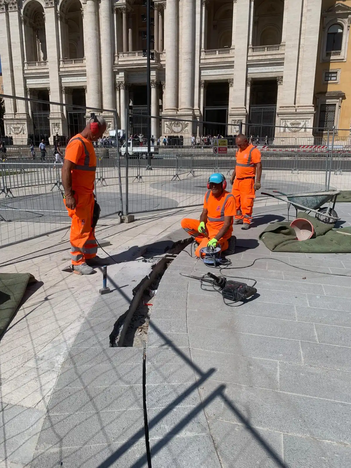 operai al lavoro su piazza San Giovanni