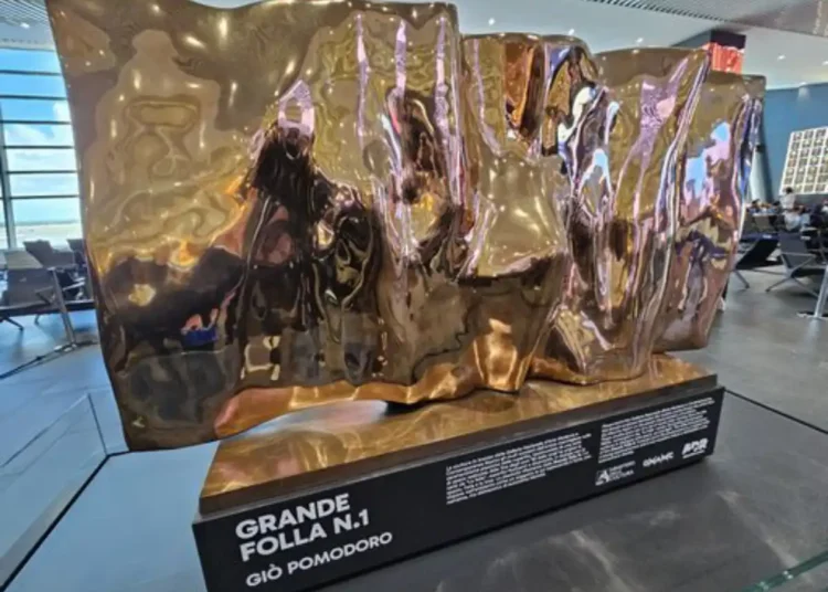 La scultura di Giò Pomodoro in esposizione al Terminal 1 dell'aeroporto Leonardo da Vinci di Fiumicino