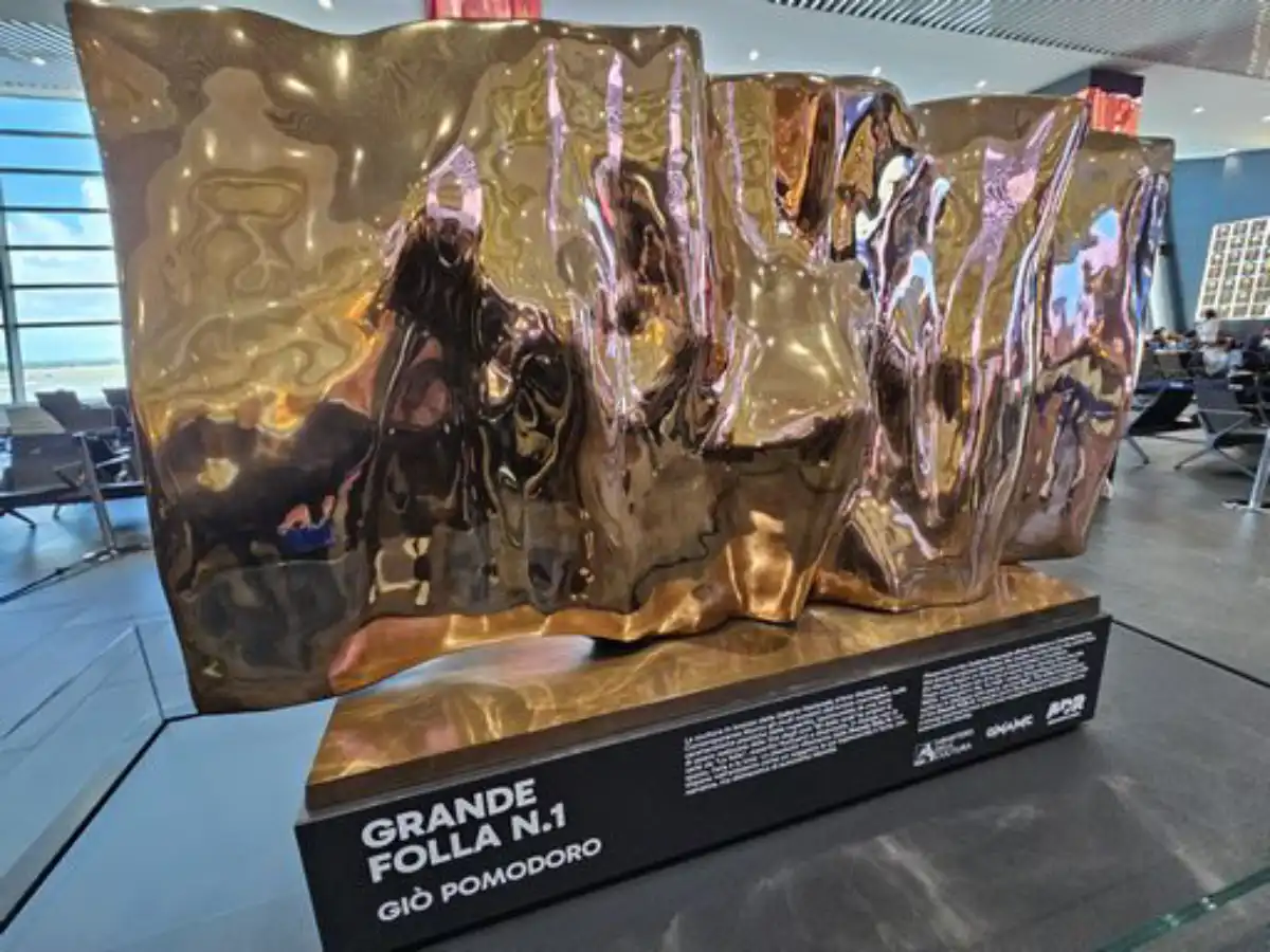 L'aeroporto di Fiumicino, tra i 10 migliori aeroporti al mondo, si trasforma in galleria d'arte