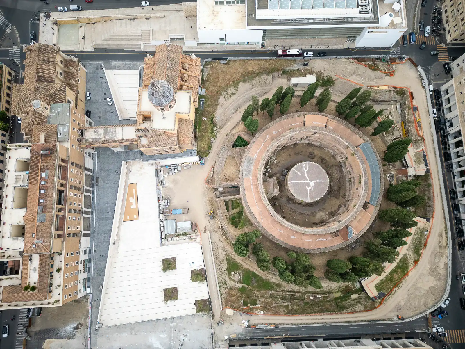 Una visione dal drone di tutta l'area di Piazza Augusto Imperatore. I lavori sulla piazza sono terminati. Il cantiere del mausoleo è ancora aperto. 