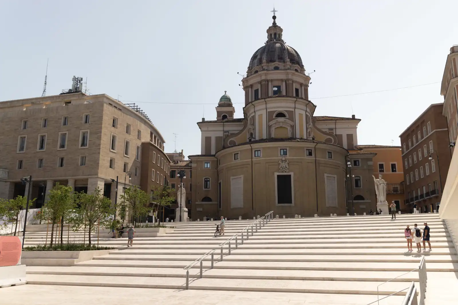 Le gradinate verso l’abside della chiesa di S. Carlo al Corso