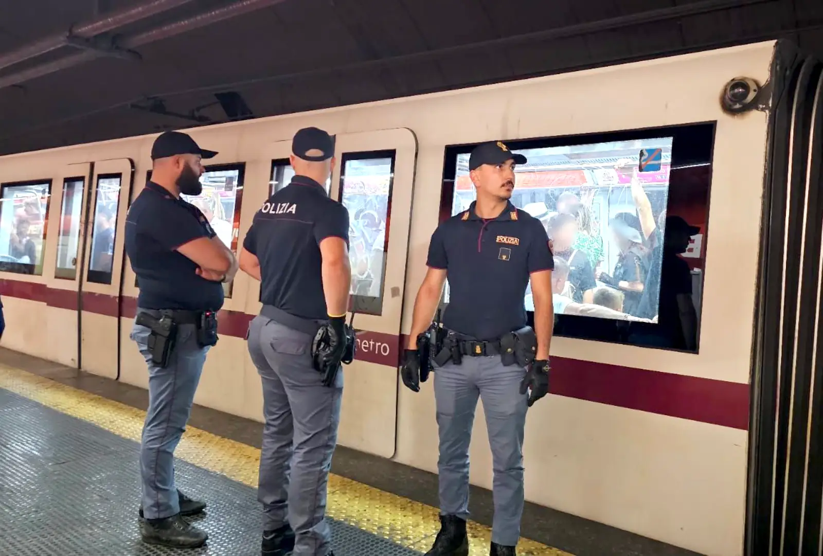 Arrestati 2 borseggiatori recidivi su autobus e metro di Roma. Agivano così