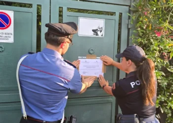 Carabinieri e Polizia appongono i sigilli all'entrata della discoteca Fiesta di via delle Tre Fontane all'Euro