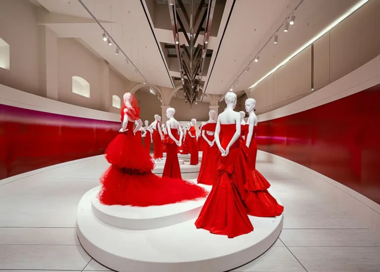 Gli abiti colore rosso Valentino in mostra a Roma nello spazio espositivo PM23 della Fondazione Valentino Garavani e Giancarlo Giammetti a Piazza Mignanelli 23.