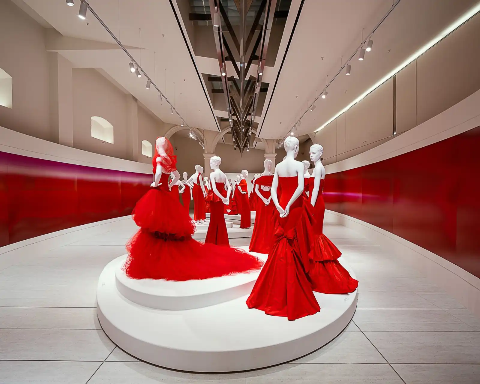 L'iconico colore rosso Valentino in mostra nel nuovo spazio espositivo di Piazza Mignanelli a Roma
