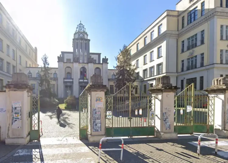 Il plesso scolastico alla Garbatella che ospita il centro estivo e teatro delle riprese di alcuni episodi de I Cesaroni